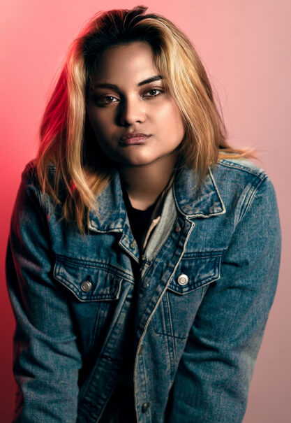 Actor Elise Biscaro in a denim jacket.