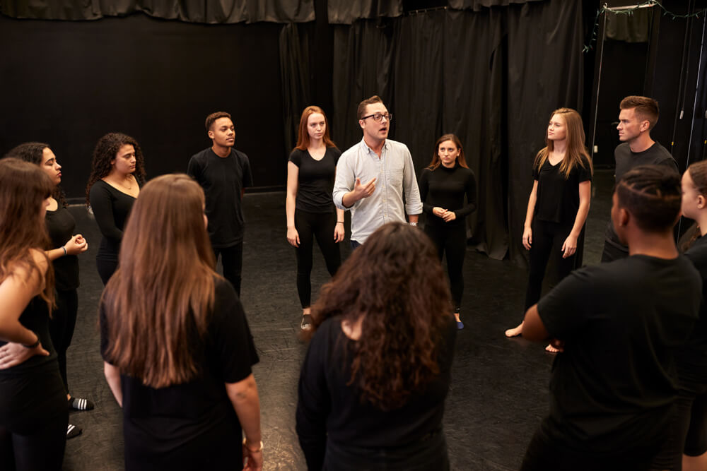 Acting teacher surrounded by his class during his acting class.