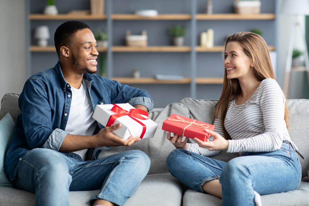 Two actors exchanging gifts.